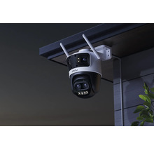 Caméra de surveillance Imou avec deux objectifs et antennes montée sur un mur extérieur sous un avant-toit.