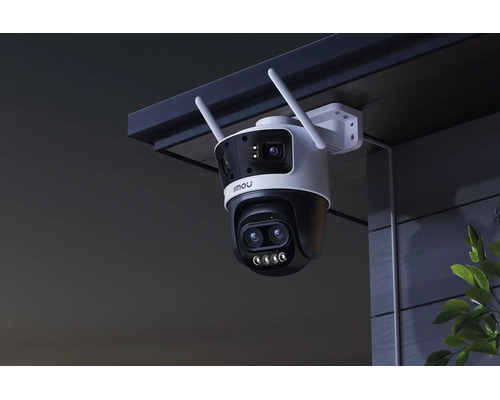 Caméra de surveillance Imou avec deux objectifs et antennes montée sur un mur extérieur sous un avant-toit.