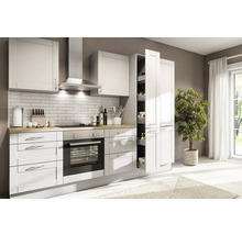 Cuisine moderne et lumineuse avec façades blanches, plan de travail en bois, four, hotte aspirante et armoire à provisions coulissante.