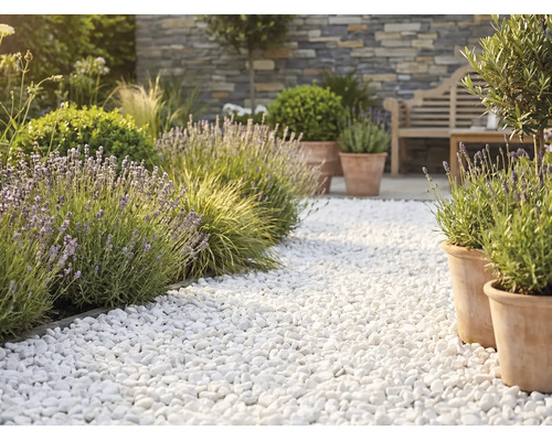 Heller Gaartewee aus wäissen Zierkisel mat Lavendel, Terrakotta-Planzendëppen an enger Steemauer am Hannergrond.