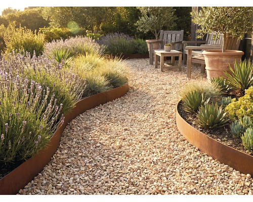 Allée de jardin en gravier avec bordure de massif courbe en métal aspect rouille, plantée de lavande, d'herbes ornementales et de succulentes.