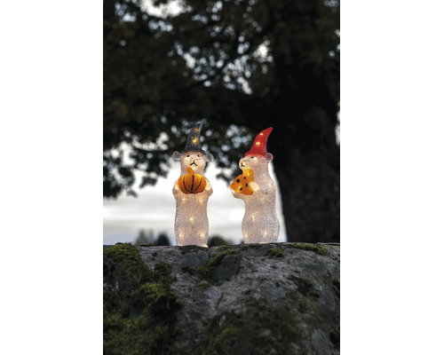 Zwei beleuchtete LED-Maus-Figuren mit Hüten, eine hält einen Kürbis, die andere ein Stück Käse, auf einem bemoosten Stein.