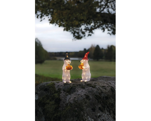 Zwei beleuchtete Mäuse-Figuren aus Acryl mit Hüten, Kürbis und Käse auf einem moosigen Felsen im Freien.