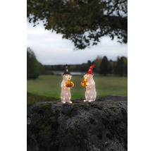 Zwei beleuchtete Mäuse-Figuren aus Acryl mit Hüten, Kürbis und Käse auf einem moosigen Felsen im Freien.