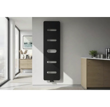 Radiateur design vertical moderne noir avec découpes horizontales sur un mur blanc dans une pièce lumineuse et minimaliste.