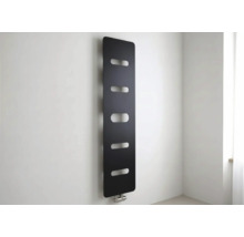 Radiateur design vertical moderne en noir avec cinq découpes ovales, monté au mur.