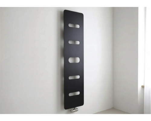 Radiateur design vertical moderne en noir avec cinq découpes ovales, monté au mur.