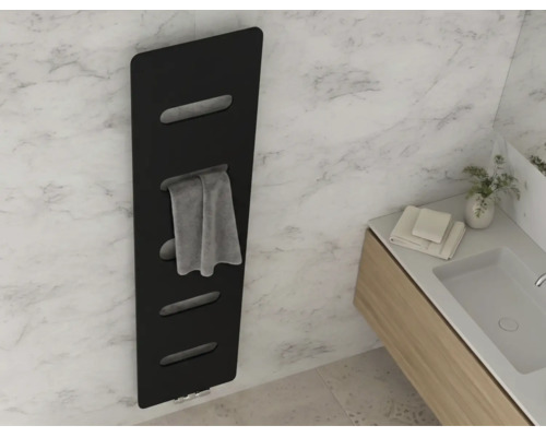 Radiateur sèche-serviettes noir au design moderne sur un mur en marbre, à côté du meuble sous-vasque clair.