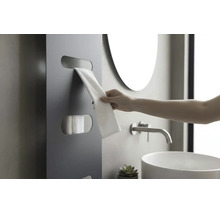 Radiateur sèche-serviettes moderne gris foncé avec fentes pour serviettes dans une salle de bains lumineuse avec lavabo et miroir.