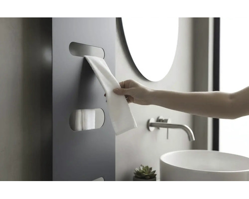 Radiateur sèche-serviettes moderne gris foncé avec fentes pour serviettes dans une salle de bains lumineuse avec lavabo et miroir.