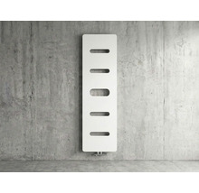 Radiateur design vertical blanc avec cinq ouvertures horizontales sur un mur en béton.