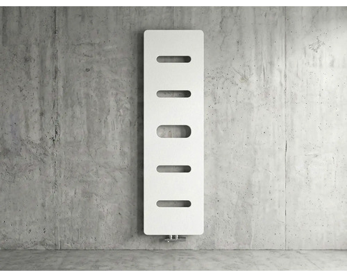 Radiateur design vertical blanc avec cinq ouvertures horizontales sur un mur en béton.