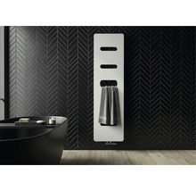 Radiateur panneau blanc moderne sur un mur carrelé noir avec motif à chevrons dans une salle de bains avec baignoire sombre.