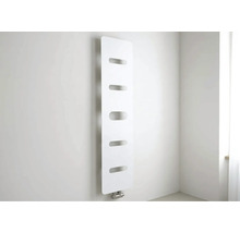 Radiateur design vertical moderne avec cinq découpes ovales pour serviettes dans une pièce lumineuse et minimaliste.