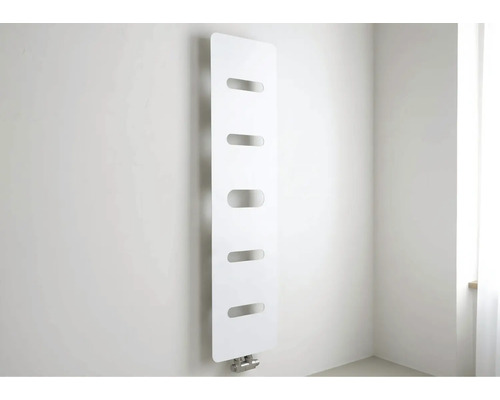 Radiateur design vertical moderne avec cinq découpes ovales pour serviettes dans une pièce lumineuse et minimaliste.
