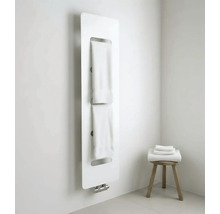 Radiateur de salle de bains design au format vertical avec deux fentes pour serviettes dans une pièce lumineuse et organisée.