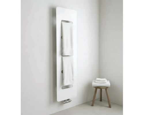 Radiateur de salle de bains design au format vertical avec deux fentes pour serviettes dans une pièce lumineuse et organisée.