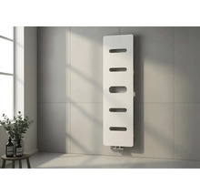 Radiateur de salle de bain vertical moderne avec cinq évidements ovales sur un mur carrelé gris clair dans une pièce lumineuse et minimaliste.