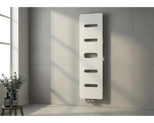 Radiateur de salle de bain vertical moderne avec cinq évidements ovales sur un mur carrelé gris clair dans une pièce lumineuse et minimaliste.