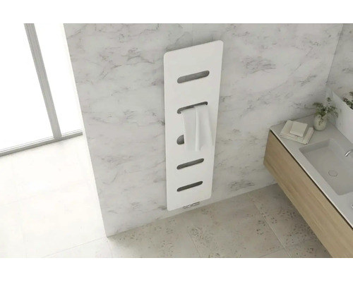 Radiateur de salle de bains blanc moderne en panneau vertical sur un mur en marbre à côté d'un meuble sous-vasque et d'une serviette.