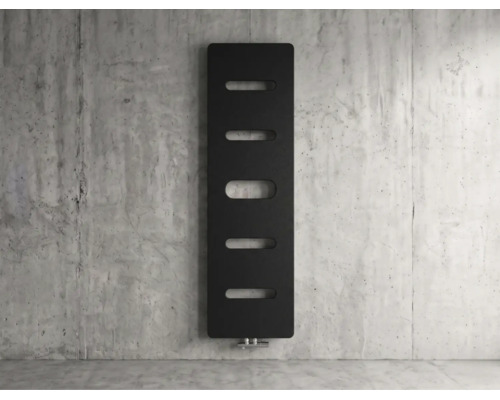 Radiateur design vertical noir avec découpes ovales sur un mur en béton.