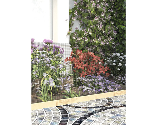 Massif de fleurs protégé par un filet de protection noir à mailles fines sur une bordure en bois clair près d'un chemin pavé.