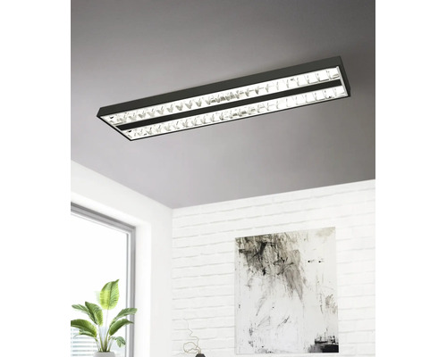 Moderne rechteckige LED-Deckenleuchte in Schwarz mit Raster-Reflektoren, montiert an einer hellen Decke in einem Büro oder Wohnraum.