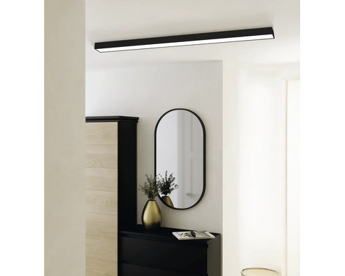Moderne rechteckige LED Deckenleuchte in Schwarz an einer weißen Decke über einem hellen Flur mit ovalem Spiegel und Kommode.