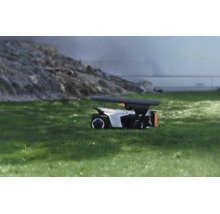 Moderne Schutzgarage für einen Mähroboter auf einer Rasenfläche bei Regen, funktionales Design zum Wetterschutz.