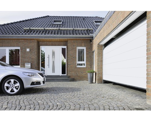 Maison individuelle avec porte d''entrée, porte de garage et allée pavée