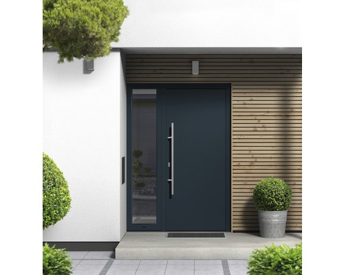 Porte d''entrée moderne avec partie latérale et poignée en acier inoxydable devant une façade avec revêtement en bois