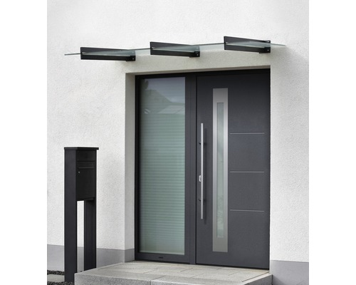 Zone d''entrée d''une maison avec porte d''entrée, boîte aux lettres et auvent.