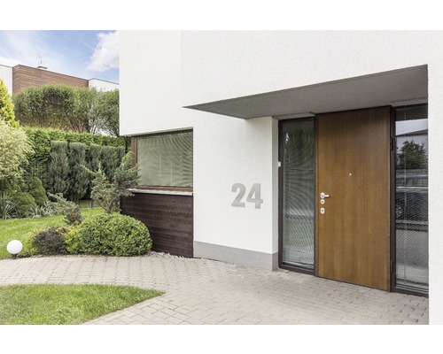 Einfamilienhaus mit Haustür und Gartengestaltung