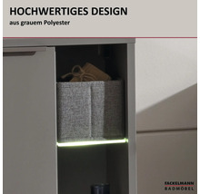 Compartiment ouvert d'un meuble de salle de bains avec boîte de rangement en polyester gris et éclairage LED. Fackelmann Badmöbel Logo.