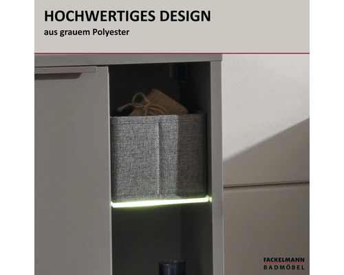 Compartiment ouvert d'un meuble de salle de bains avec boîte de rangement en polyester gris et éclairage LED. Fackelmann Badmöbel Logo.