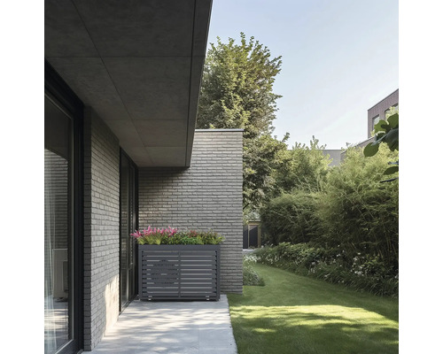 Habillage moderne pour climatiseur ou pompe à chaleur en métal gris avec jardinière intégrée contre un mur en briques dans un jardin.