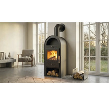 Poêle à bois noir avec partie supérieure arrondie, rangement pour bûches intégré et feu brûlant dans un salon moderne et lumineux.