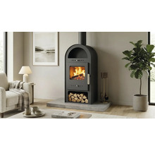 Poêle à bois noir moderne avec toit arrondi et compartiment à bois intégré dans un salon lumineux et moderne.