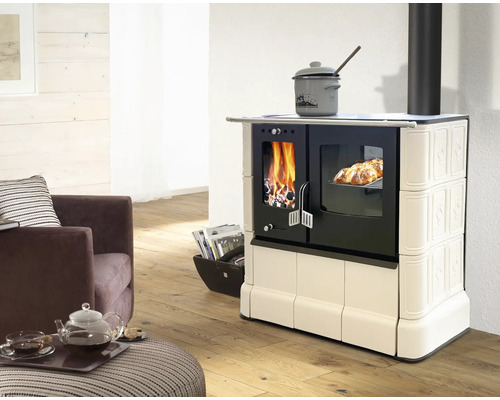 Cuisinière à bois avec carrelage, four intégré et feu allumé dans un salon lumineux.