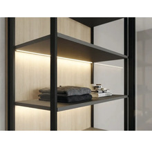 Système d'étagères moderne avec cadre noir, éclairage LED intégré sous les tablettes et panneau arrière en aspect bois.