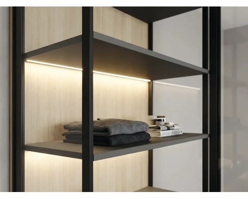 Système d'étagères moderne avec cadre noir, éclairage LED intégré sous les tablettes et panneau arrière en aspect bois.