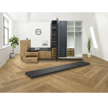 Système de dressing modulable en aspect bois et noir avec tiroirs et étagères dans une pièce lumineuse avec sol en chevrons.
