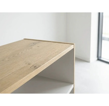 Vue détaillée d un meuble avec surface en bois clair et profilé de bordure assorti dans une pièce lumineuse.