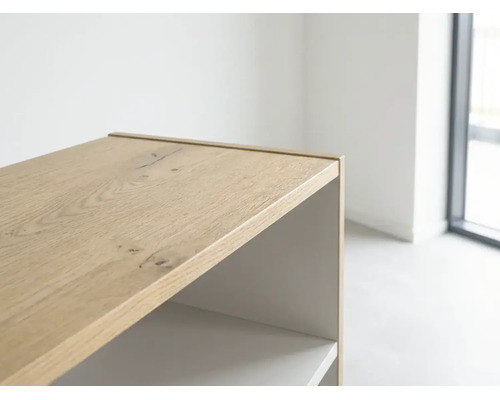 Vue détaillée d un meuble avec surface en bois clair et profilé de bordure assorti dans une pièce lumineuse.