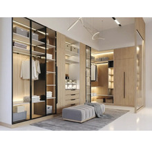 Dressing en aspect bois avec portes vitrées, éclairage LED intégré, tiroirs, étagères et une banquette grise.