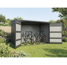 Metall-Fahrradgarage mit weit geöffneten Türen auf einer Rasenfläche, gefüllt mit drei Fahrrädern.