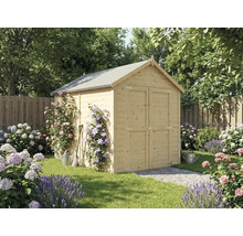 Abri de jardin en bois avec toit à deux pans et double porte dans un jardin planté de fleurs, chemin en gravier et outils de jardin.