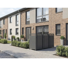 Cache-poubelles modernes en métal devant une maison mitoyenne avec façade en briques et allée pavée.