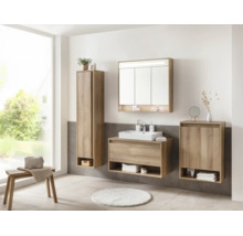 Modernes, helles Badezimmer mit Möbelset in Holzoptik, bestehend aus Waschtischunterschrank mit Aufsatzbecken, Spiegelschrank und Hochschränken.