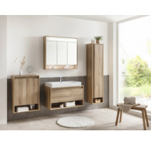 Modernes Badmöbel-Set in Holzoptik mit Waschtischunterschrank, weißem Waschbecken, Spiegelschrank mit Beleuchtung sowie Hoch- und Mittelschrank.